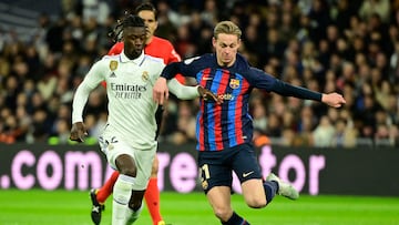 Camavinga y De Jong lucha por un control.