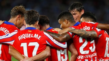 Los jugadores del Atlético celebran el tanto de Julián Alvarez.