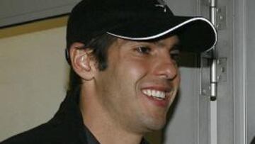 <strong>CAMINO DE MADRID.</strong> Kaká viaja junto a su padre en el vuelo que le lleva de Johannesburgo a Madrid.