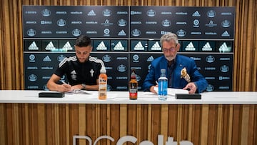 Óscar Rodríguez y Carlos Mouriño durante la firma del contrato.