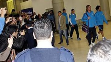 <b>AMBIENTE EN EL AEROPUERTO. </b>La expedición del Real Madrid aterrizó ayer en Larnaca a las 22:15 horas con más de 200 aficionados en el aeropuerto.