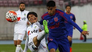 Futbol, Universidad de Chile vs O'Higgins. Novena fecha, campeonato de Apertura 2016/17.
El jugador de Universidad de Chile Felipe Mora disputa el balon con Albert Acevedo de O'Higgins durante el partido de primera division en el estadio Nacion