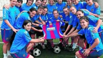 <b>CAMPEONAS. </b>Las chicas del Levante, vigentes campeonas de la Superliga, posan con la camiseta oficial del equipo granota.