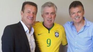 Dunga junto a Ancelotti vestido de brasile&ntilde;o.