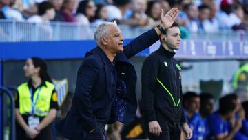 Sergio Pellicer, dando instrucciones durante el Málaga - Oviedo.