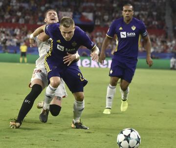 El defensa del Maribor Martin Milec y el defensa del Sevilla Sergio Escudero durante el partido de la segunda jornada de la fase de grupos de la Liga de Campeones