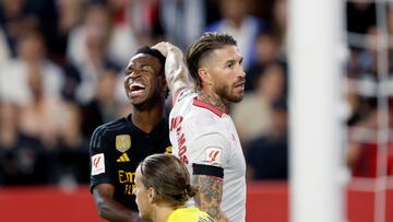 Vinicius y Sergio Ramos, en una acción del partido en el Sánchez Pizjuán de la primera vuelta.