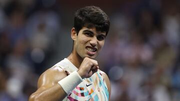 El tenista español Carlos Alcaraz celebra un punto durante su partido ante Daniil Medvedev en las semifinales del US Open 2023.