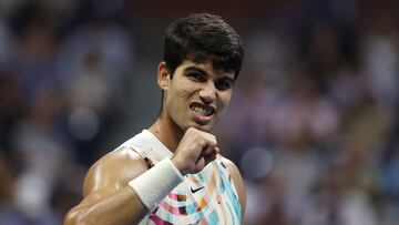 El tenista espa?ol Carlos Alcaraz celebra un punto ante Daniil Medvedev en las semifinales del US Open 2023.