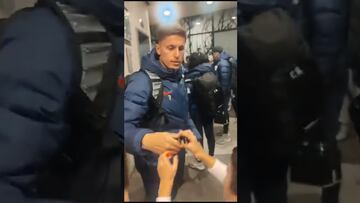 Niño le regala amuleto a Brian Rodríguez para que juegue la final y meta gol