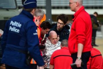 Un hombre recibe asistencia m¨¦dica por las explosiones en una estaci¨®n de metro de Bruselas.