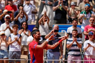 Novak Djokovic ya está a tres partidos de conseguir el ansiado oro olímpico, el único gran título que le falta en su majestuoso palmarés para consolidarse aún más como una de las leyendas de la historia del deporte. Al igual que en su partido de segunda ronda ante Rafa Nadal, ‘Nole’ hizo de la pista Philippe Chatrier su fortaleza para superar al alemán Dominik Koepfer por 7-5 y 6-3 en poco más de hora y media de partido.