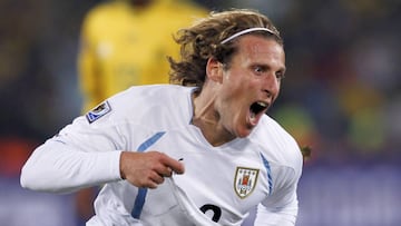 Diego Forlán celebra un gol contra Sudáfrica en el Mundial 2010.