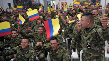 Desde la base militar de Tolemaida, Colombia, el ejército colombiano celebra que su selección pasa a octavos de final.