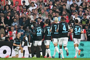 Florian Wirtz celebra con Jeremie Frimpong uno de los cuatro goles que anot¨® el Bayer Leverkusen ante el Feyenoord.