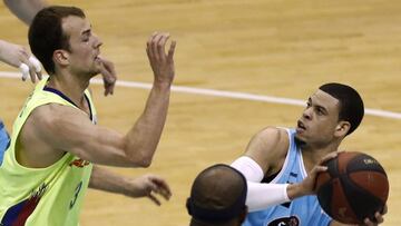 GRAF7530. BARCELONA, 07/04/2019.- El base estadounidense del Café Candelas Breogan, Ray Michael McCallum (i), con el balón ante el jugador canadiense del Barcelona Lassa, Kevin Pangos, durante el encuentro de la liga Endesa disputado esta tarde en Pazo Provincial de Deportes de Lugo. EFE / Eliseo Trigo.