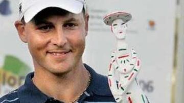 <b>MALLORCA CLASSIC. </B>El sueco Niclas Fasth levanta al trofeo de ganador.