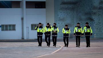 La polic&iacute;a camina por la Villa Ol&iacute;mpica de Gangneung antes del inicio de los Juegos Ol&iacute;mpicos de Invierno de Pyeongchang 2018.