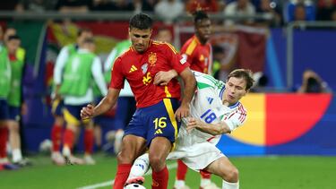 Rodri, durante un partido con España.