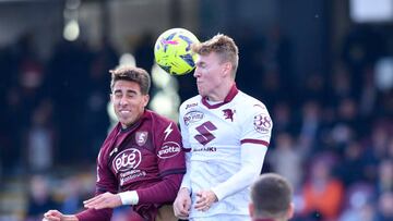 Perr Schuurs of Torino FC and Diego Valencia of US Salernitana jump for the ball during the Serie A match between US Salernitana 1919 and  Torino FC at Stadio Arechi, Salerno, Italy on 8 January 2023.  (Photo by Giuseppe Maffia/NurPhoto via Getty Images)