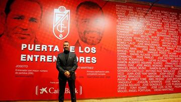 Diego Martínez delante de la Puerta de los Entrenadores' en Los Cármenes.