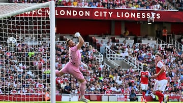 Arsenal's Swedish striker #14 Viktor Gyokeres scores the team's first goal during the pre-season friendly football match between Arsenal and Athletic Bilbao at the Emirates Stadium in London on August 9, 2025. (Photo by Glyn KIRK / AFP)