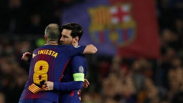 Iniesta abraza a Messi.