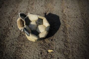 Una pelota pinchada en el campo del centro Don Bosco Youth en Managua.