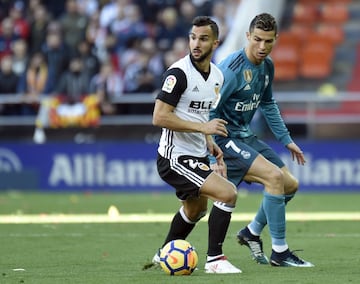 Martín Montoya y Cristiano Ronaldo. 