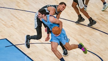 Santi Aldama (c) de Memphis Grizzlies corre con el balón este martes, durante un partido de la NBA entre Memphis Grizzlies y San Antonio Spurs, en el FedEx Forum de Memphis (Estados Unidos).