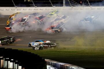 Se disputó la prueba reina de la NASCAR Cup Series, las 500 Millas de Daytona, tras aplazarse un día por las lluvias torrenciales del domingo en Daytona Beach, Florida. El piloto de Hendrick Motorsports, William Byron, logró la victoria en una accidentada carrera, en la que se vio esta colisión múltiple en la que se vieron implicados varios pilotos. 