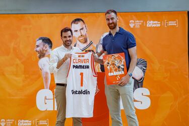 Víctor Claver en uno de los detalles del acto de su despedida.