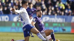 Franc&eacute;s disputa un bal&oacute;n con Weissman.