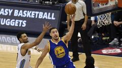 Klay Thompson lanza durante el partido contra Denver Nuggets.