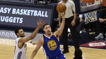 Klay Thompson lanza durante el partido contra Denver Nuggets.