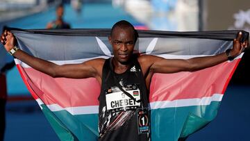 GRAFCVA228. VALENCIA, 06/12/2020.- El atleta keniano Evans Chebet se impuso en la 40 edici&oacute;n de la Marat&oacute;n de Val&egrave;ncia Fundaci&oacute;n Trinidad Alfonso-EDP con un tiempo oficioso de 2:03:00 horas que supone un nuevo r&eacute;cord de 