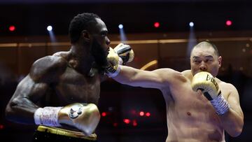 Deontay Wilder y Zhilei Zhang durante su combate en Arabia Saudí.