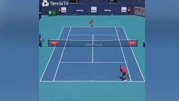 El público loco y el narrador muerto de la risa: el último invento de Kyrgios