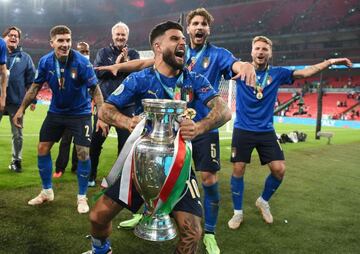 Insigne sujeta la copa.