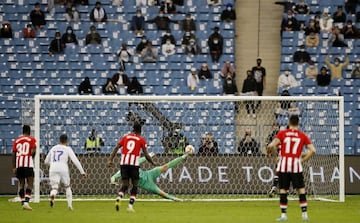 Así le paró Courtois el penalti a Raúl García.