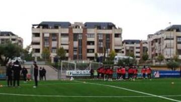 La lluvia ha obligado al Atlético a entrenarse en un campo de hierba artificial.