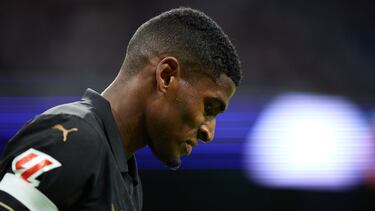 El año pasado el joven defensor del Valencia sonó con fuerza para reforzar la zaga del Atlético de Madrid, pero finalmente se quedó en Mestalla. Este año, el Liverpool se ha sumado a la puja por el jugador.