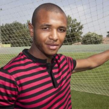 PIEZA CLAVE. Brahimi regresa esta tarde al once del Granada tras cumplir su sanción. En la imagen, el argelino posa para AS en el campo de entrenamiento.