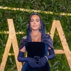 Georgina cambia de ‘look’ en Arabia Saudí