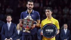 Marin Cilic posa con Kei Nishikori con el trofeo en Basilea.