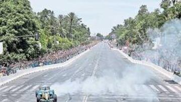 <b>UNA LARGA JORNADA. </b>Fernando Alonso llegó a Sevilla a las 9:00. Tras recibir el 'Giraldillo' de la ciudad a los pies de la Torre del Oro, asistió a un acto con medio centenar de niños en el Hotel Alfonso XIII. Posteriormente, y tras comparecer ante los medios de comunicación, comenzó su visita al circuito. Saludó en un coche descapotable, paseó al alcalde... y llegó el gran espectáculo.