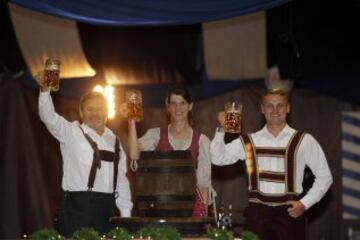 Los deportistas Ruth Beitia y Marcus Walz, oros olímpicos en Río 2016, junto al humorista Miki Nadal  durante la inauguración hoy de la Paulaner Oktoberfest que vuelve por tercer año a Madrid, en el Barclaycard Center. 