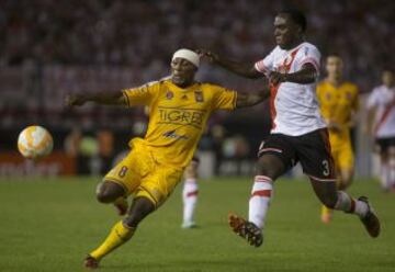 El debut de River en casa tampoco fue del todo bueno, ya que sólo pudieron conseguir un punto ante Tigres de México. Los Millonarios comenzaron perdieron con gol de Joffre Guerrón y empataron a 20 minutos del final gracias a un tanto de Carlos Sánchez.