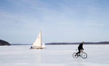 Los amantes de la vela sobre hielo han podido disfrutar más tiempo del río Hudson helado debido al duro invierno que ha padecido el noreste de EEUU.