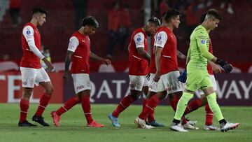 Argentina's Independiente players leave the field after the end of the first half of their Copa Sudamericana group stage first leg football match against Paraguay's General Caballero at the Libertadores de America stadium in Buenos Aires, on April 12, 2022. (Photo by ALEJANDRO PAGNI / AFP)